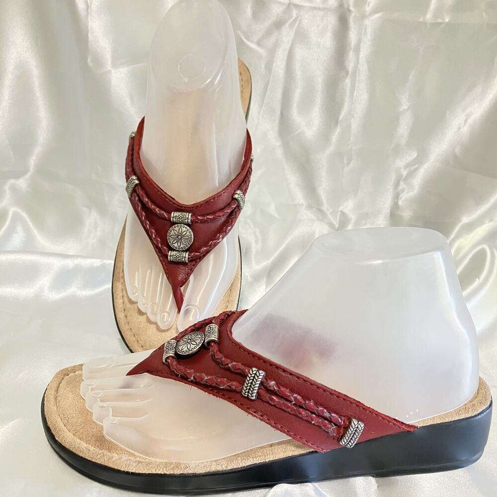 Minnetonka Silverthorne Red Leather Concho Thong Sandals Sz 8 Southwestern Boho